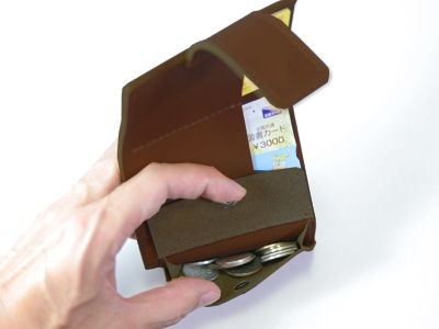 小型三つ折り本革財布