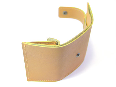 小型三つ折り本革財布